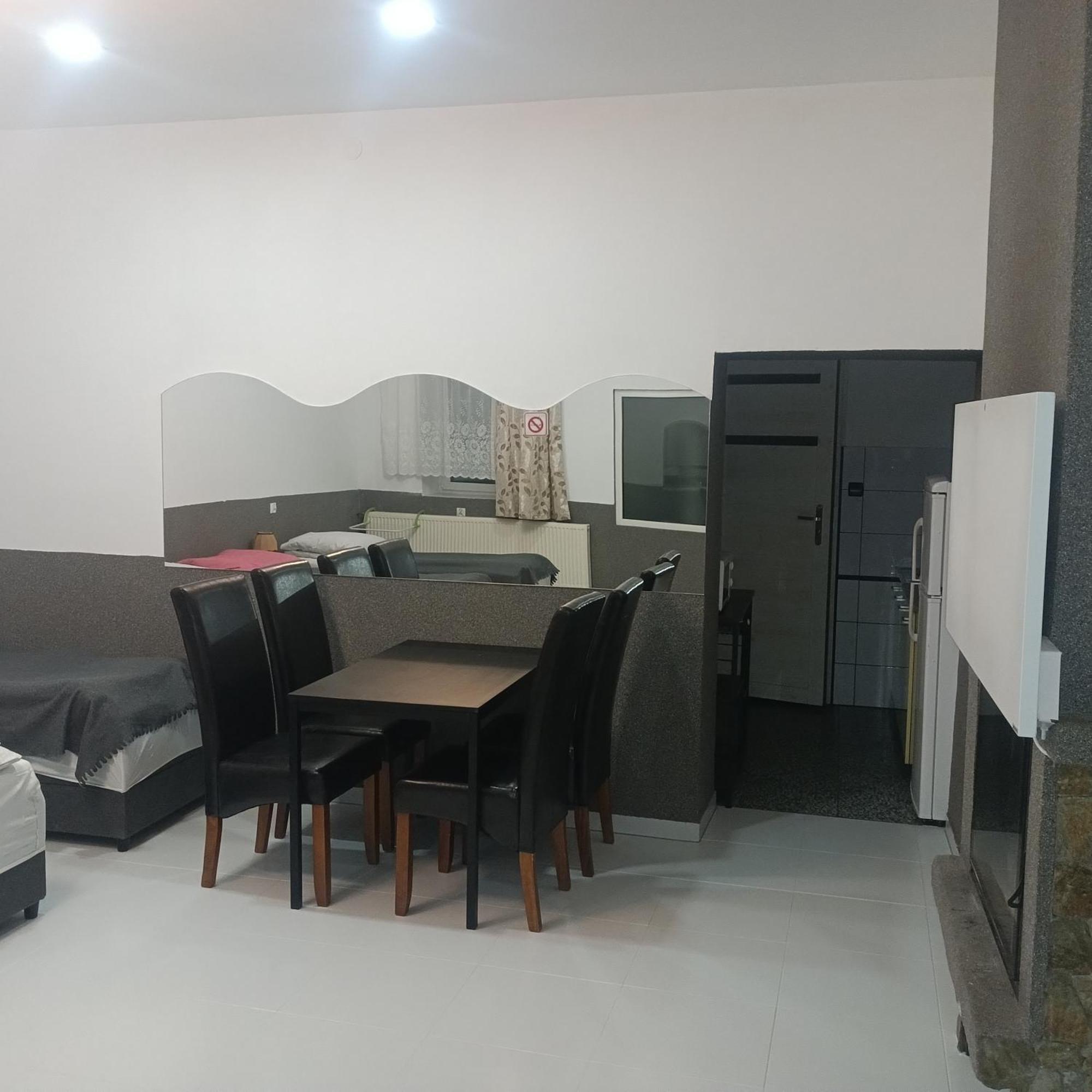 Kwatery 42 Jelenia Gora Bagian luar foto